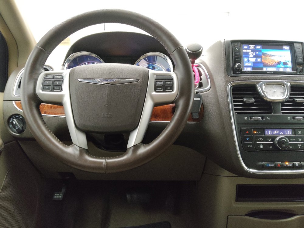 Used 2016 Chrysler Town & Country Touring w/ Driver Convenience Group image 22