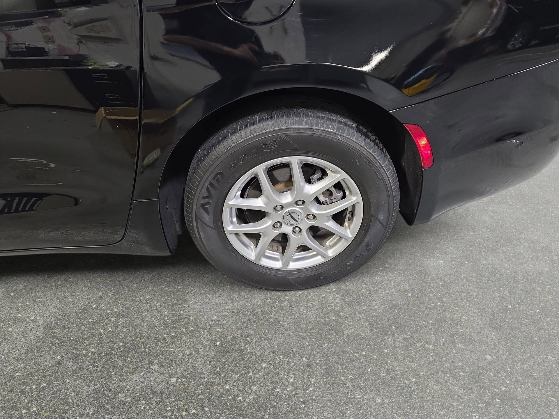 Used 2024 Chrysler Pacifica Touring-L FWD image 32