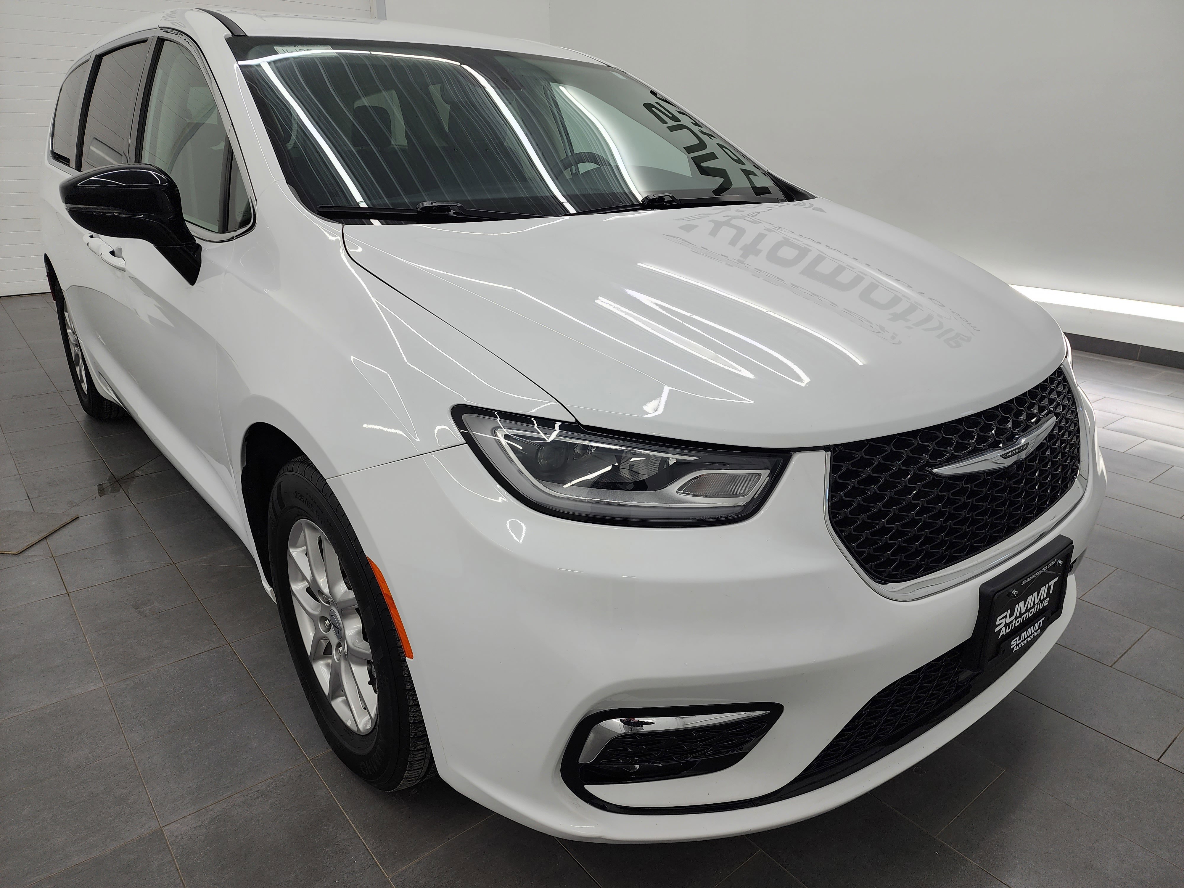 Used 2024 Chrysler Pacifica Touring-L FWD image 2