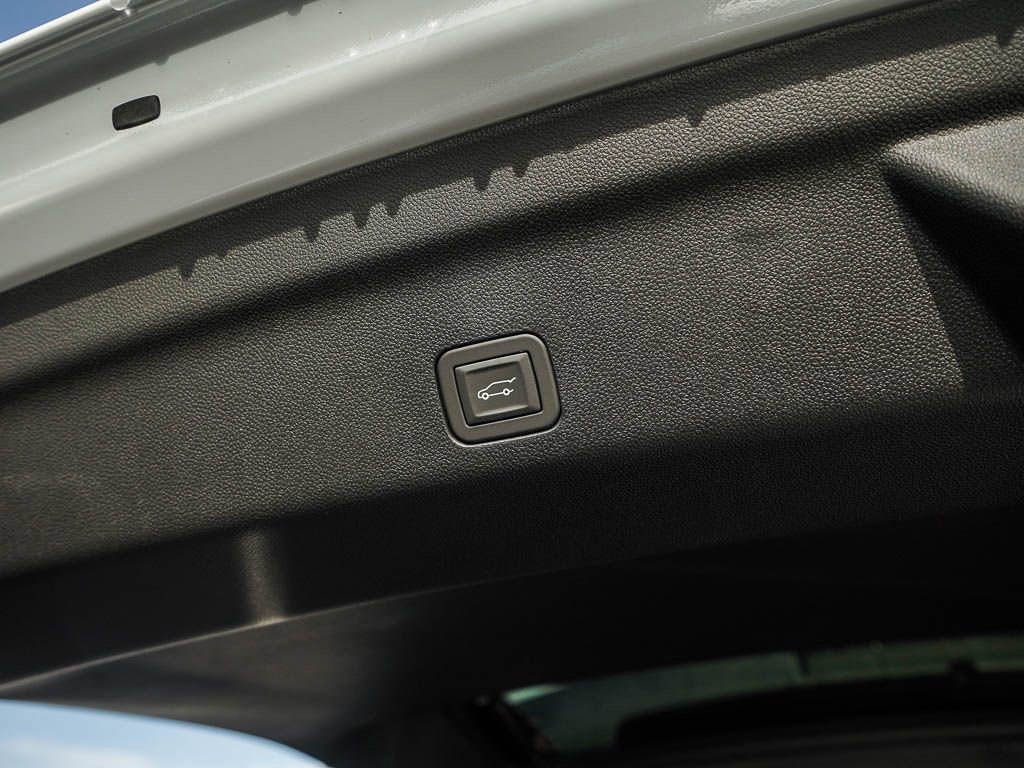 New 2026 GMC Yukon XL Denali w/ Sun & Power Step Package image 9