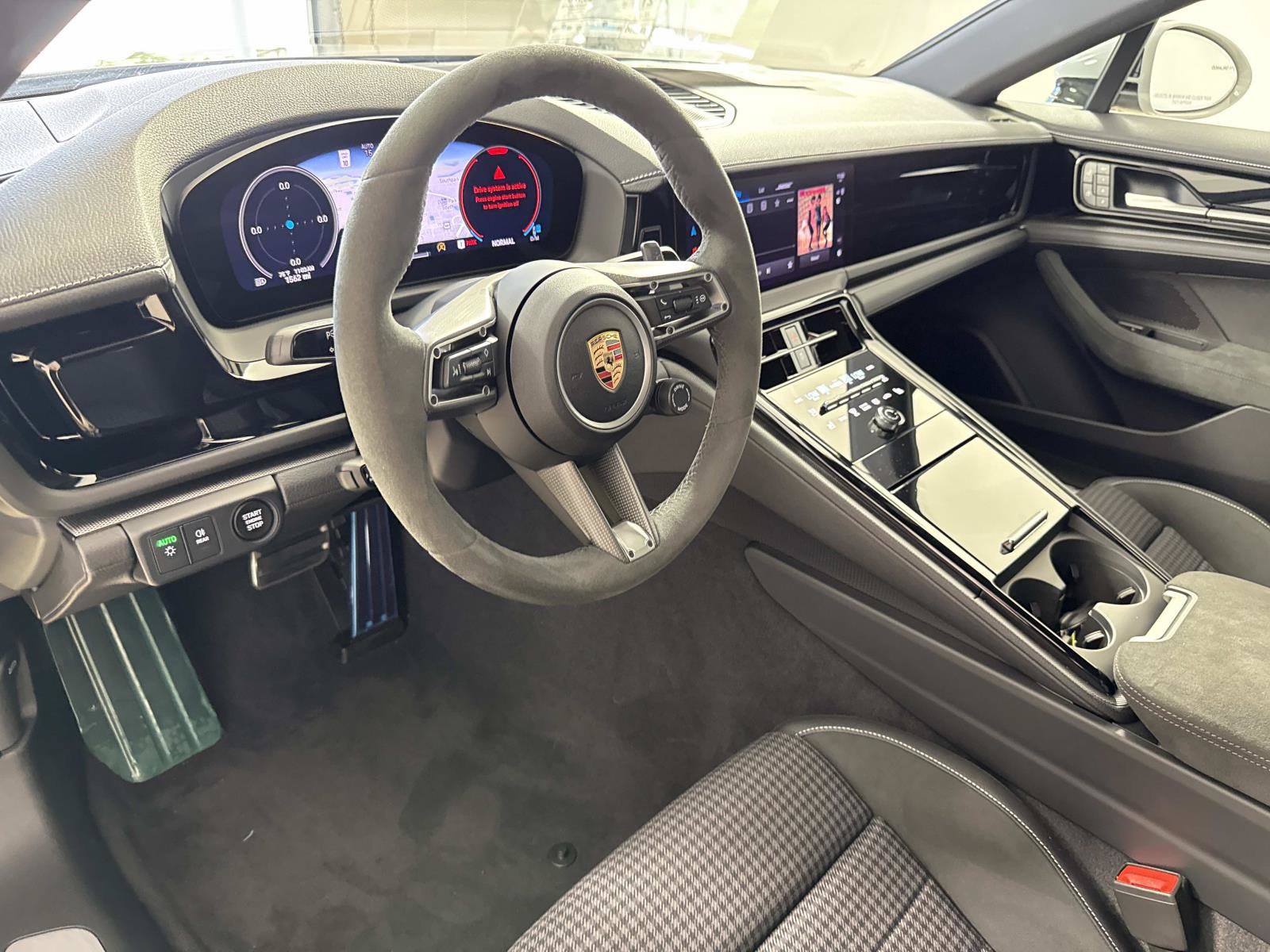 Used 2025 Porsche Panamera RWD image 19