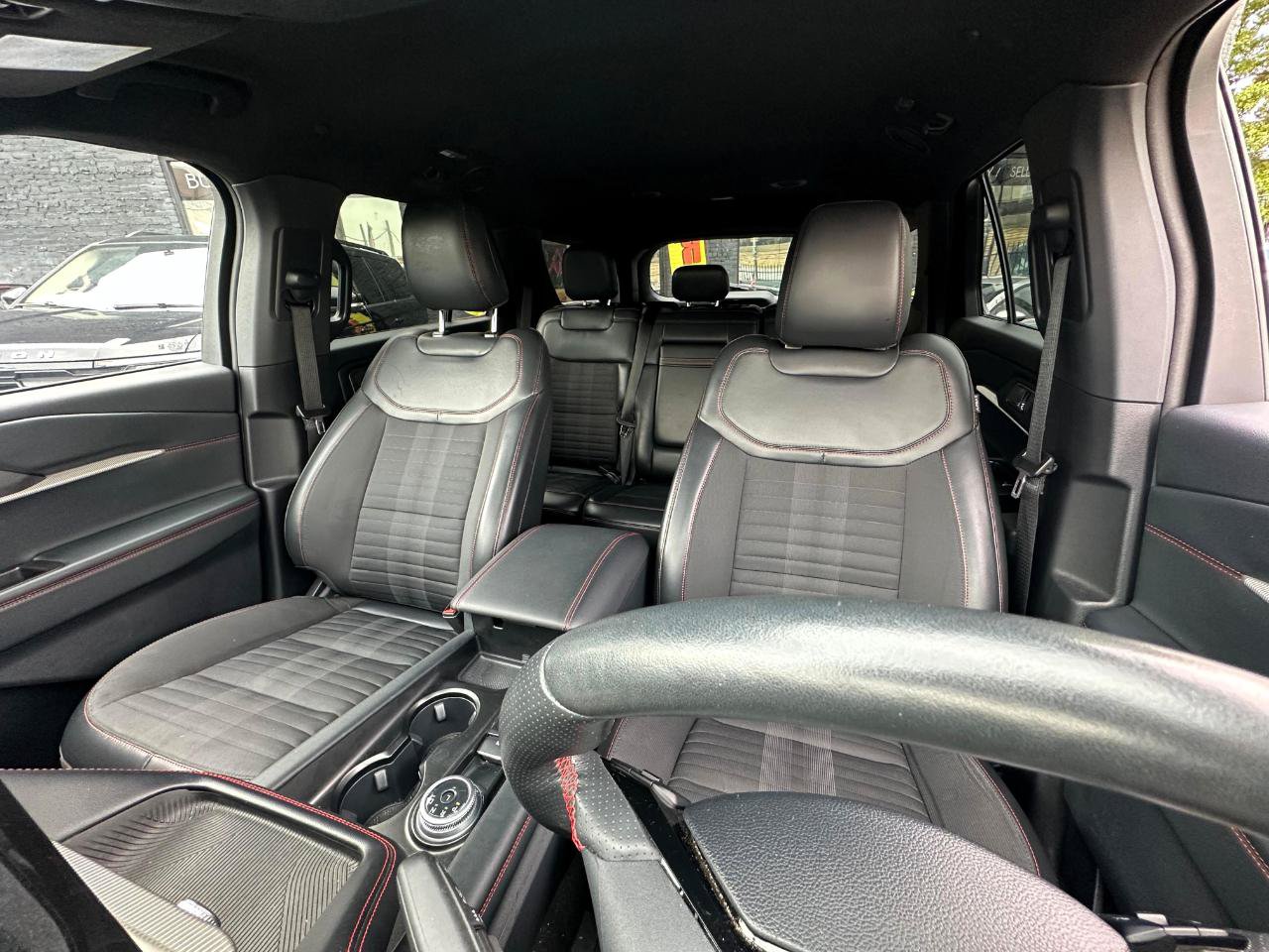 Used 2025 Ford Explorer ST-Line w/ ST-Line Street Pack AWD/4WD image 25