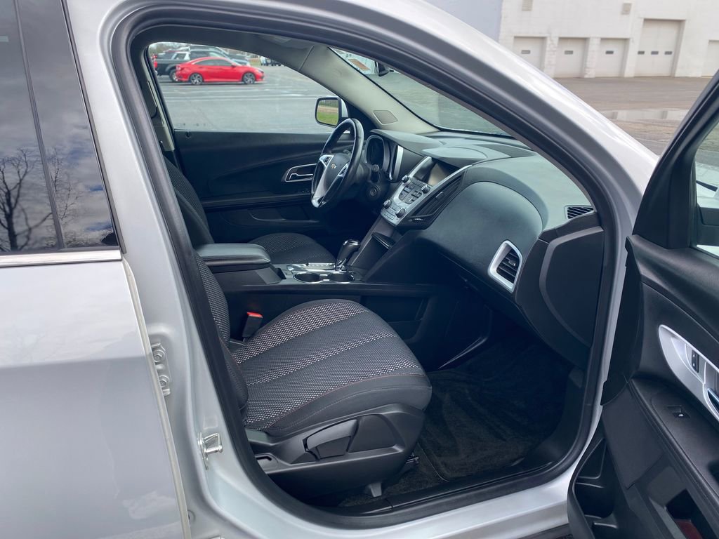 Used 2017 Chevrolet Equinox LT w/ Convenience Package image 12