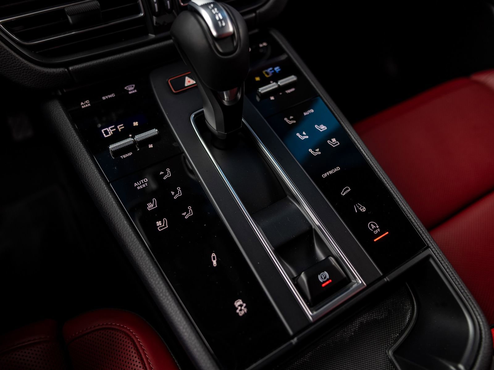 Certified 2025 Porsche Macan AWD/4WD image 58