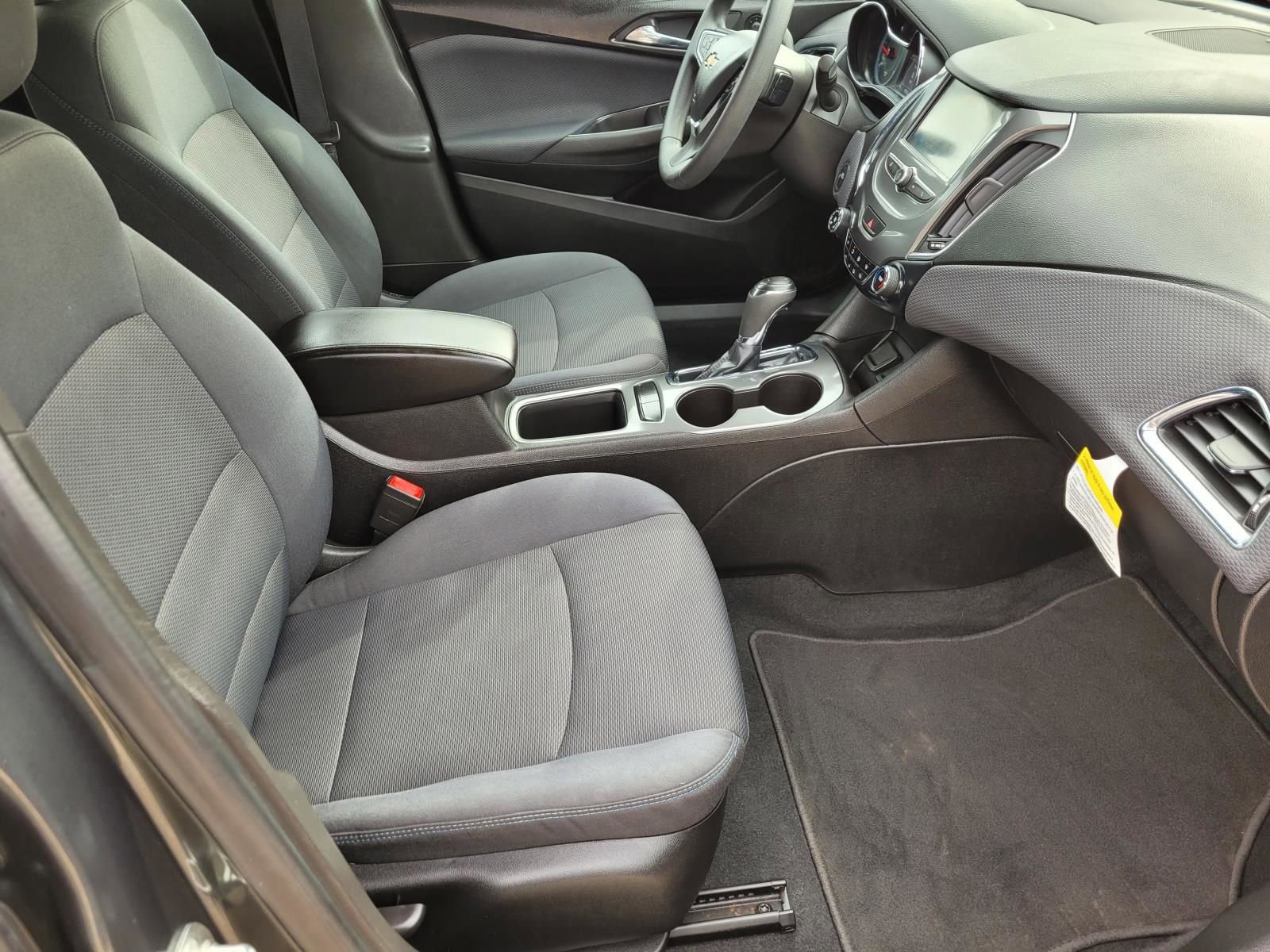 Used 2018 Chevrolet Cruze LT w/ Convenience Package FWD image 10