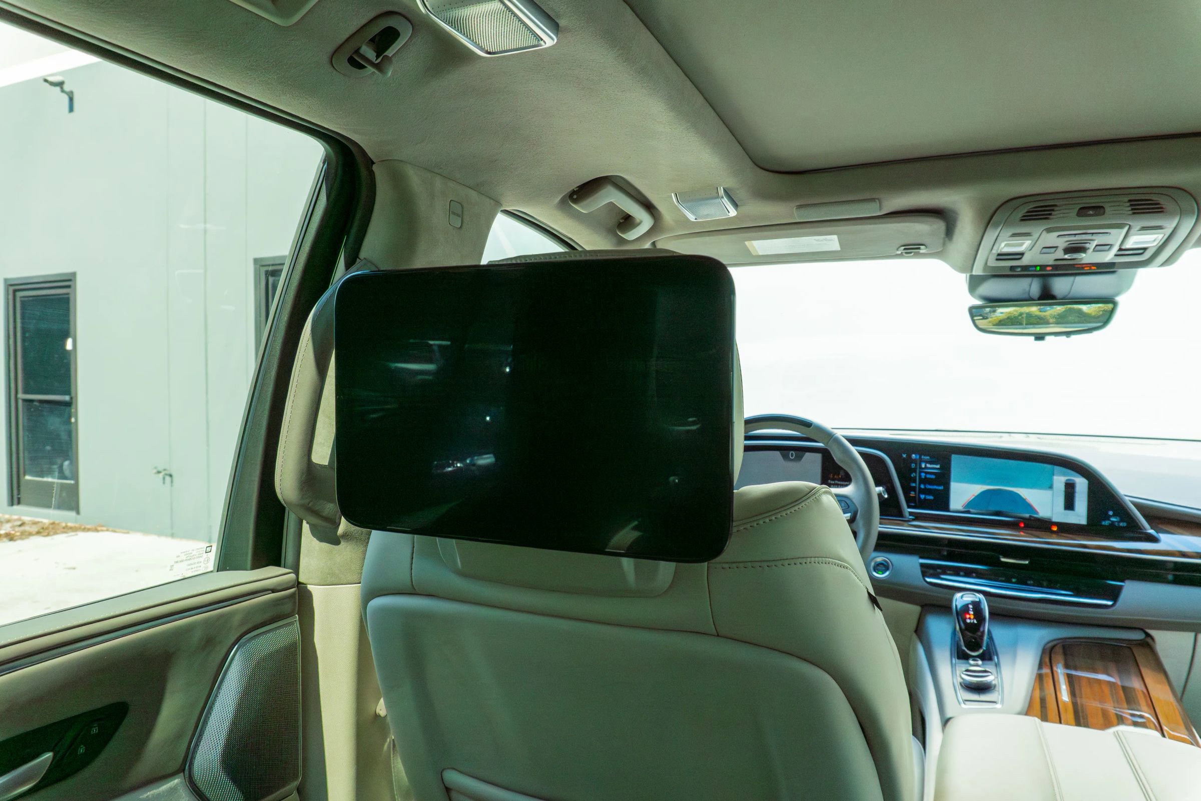 Used 2024 Cadillac Escalade Sport Platinum w/ LPO, ONYX Package image 65