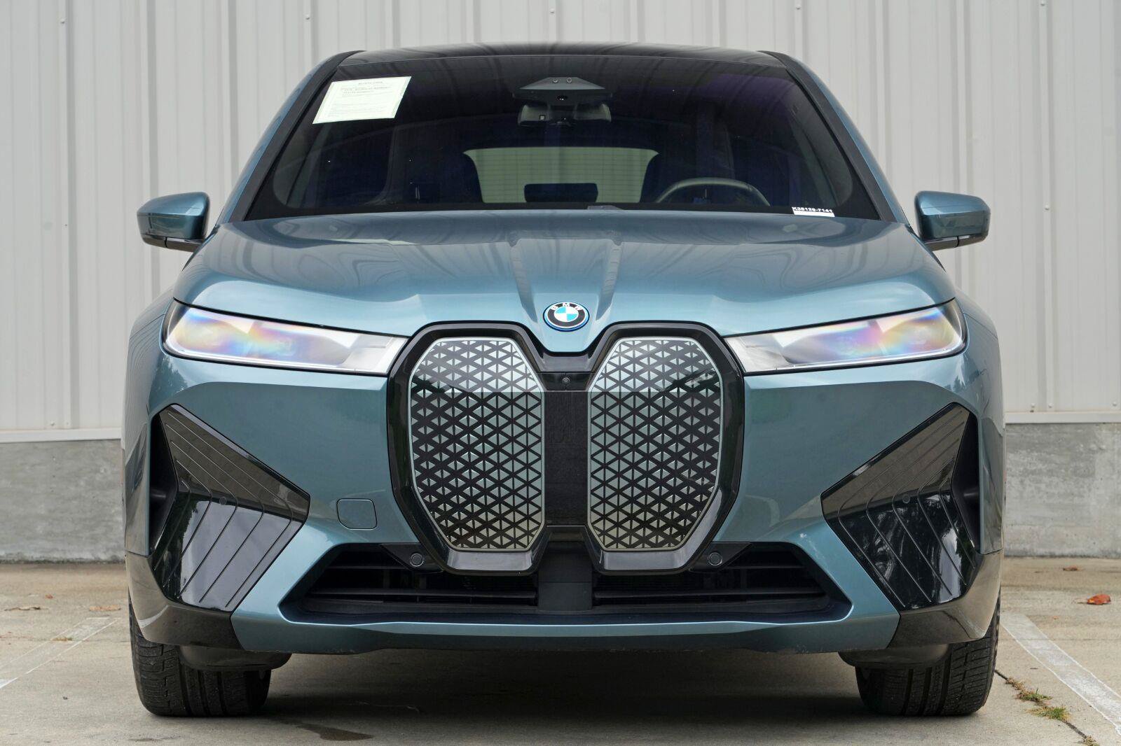 Used 2022 BMW iX xDrive50 w/ Sport Package AWD/4WD image 6