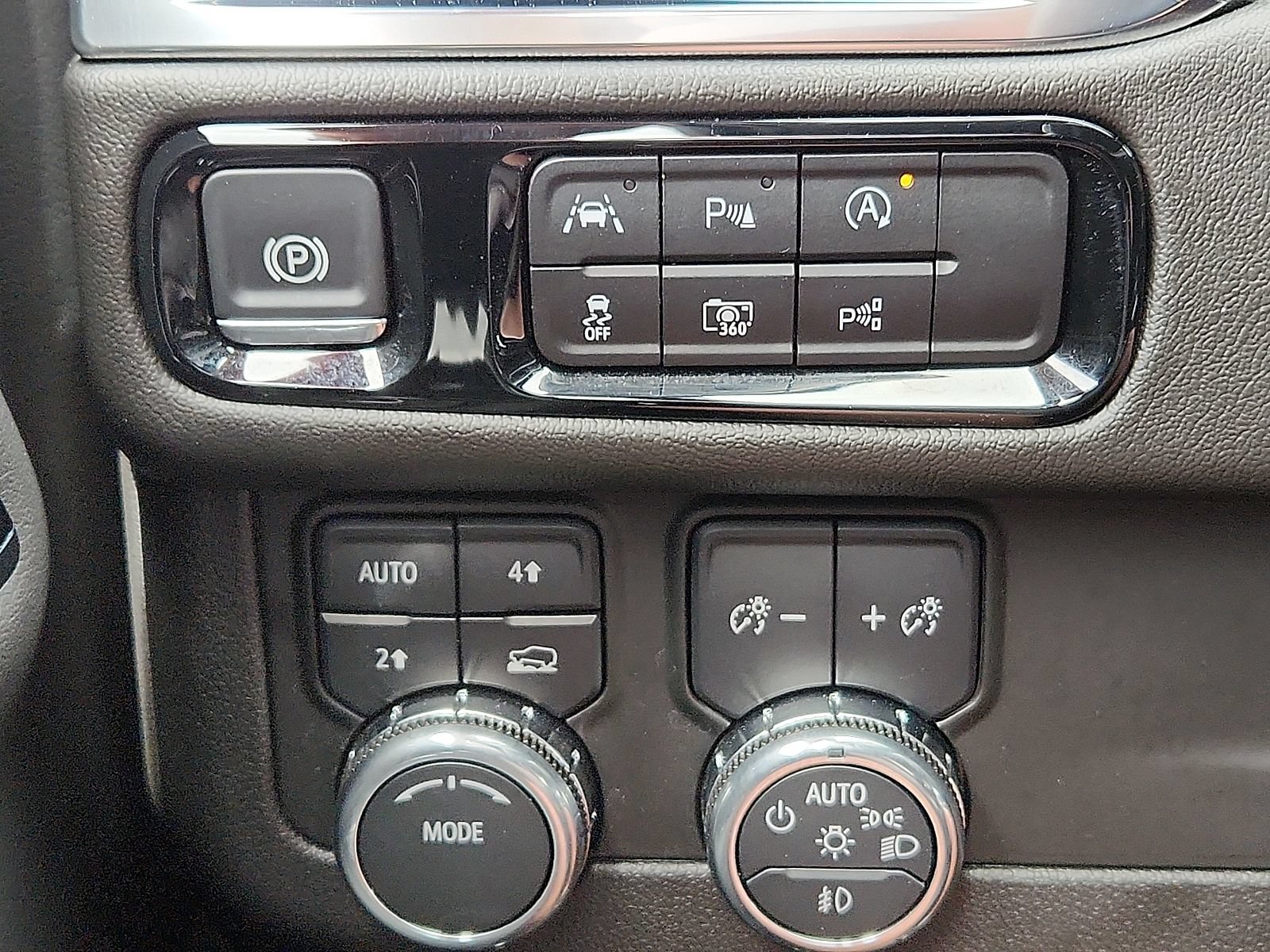 Used 2025 GMC Yukon XL Denali AWD/4WD image 23