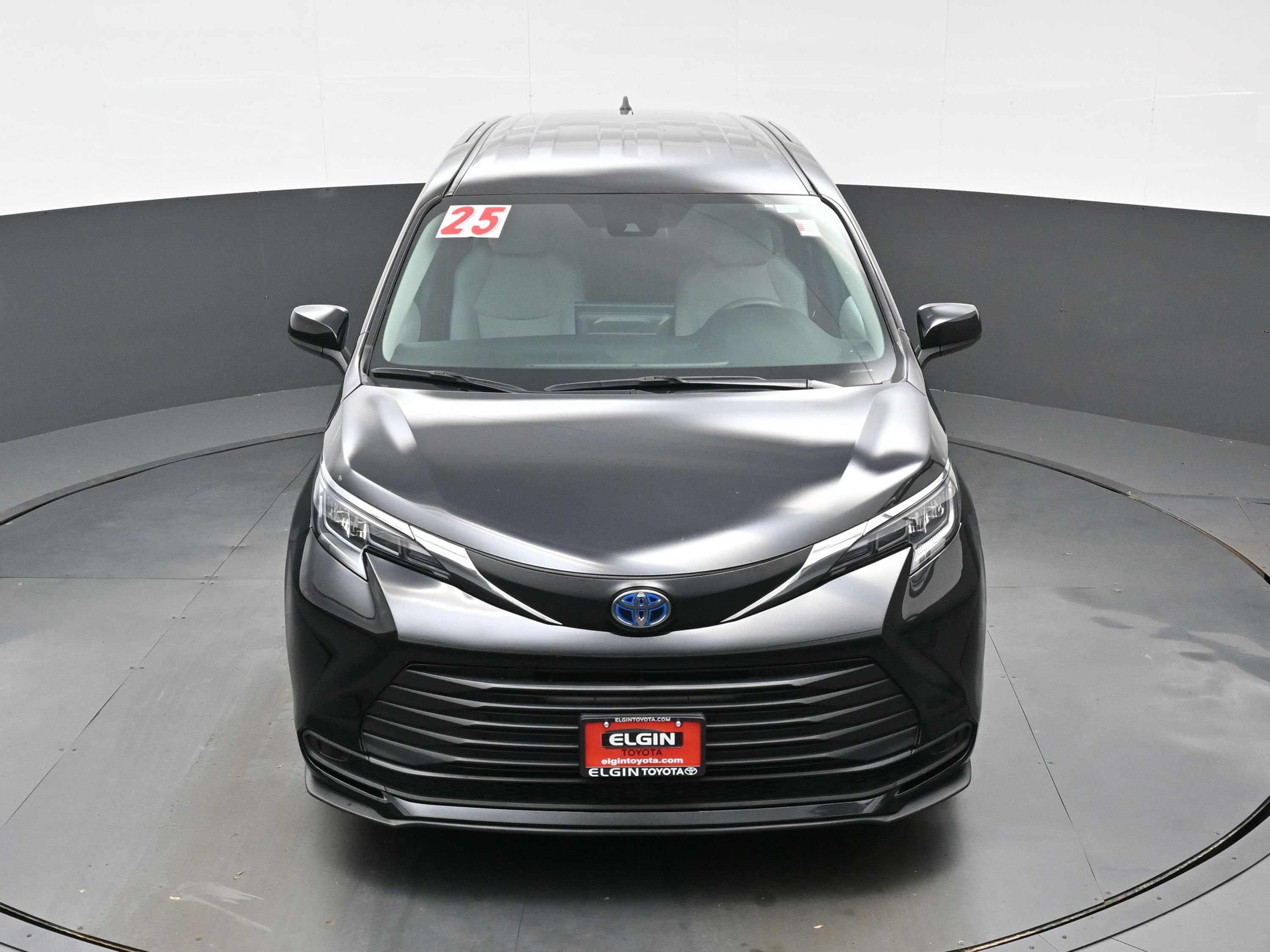 Used 2025 Toyota Sienna LE FWD image 36