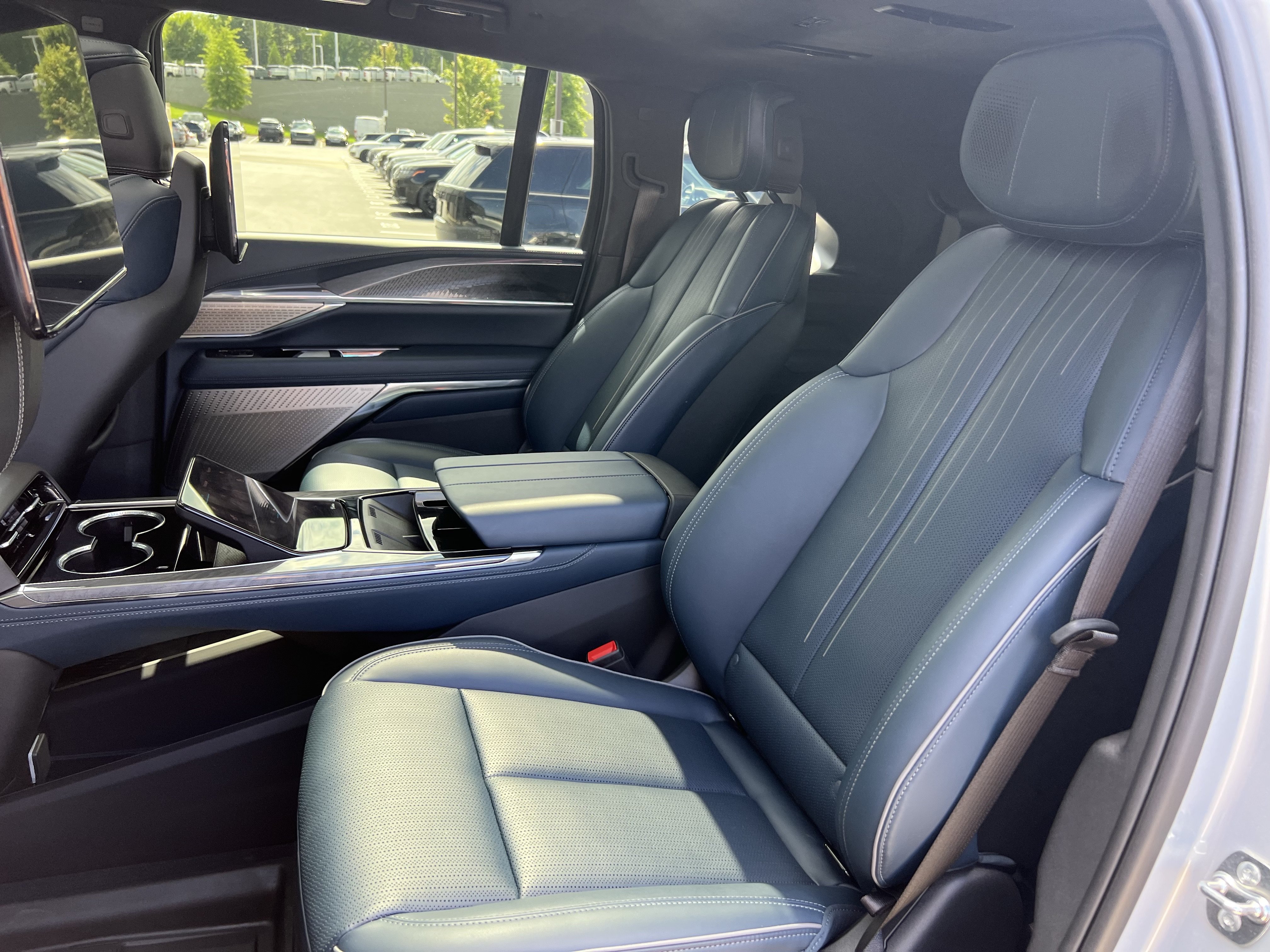 Used 2025 Cadillac Escalade IQ Sport 2 AWD/4WD image 33