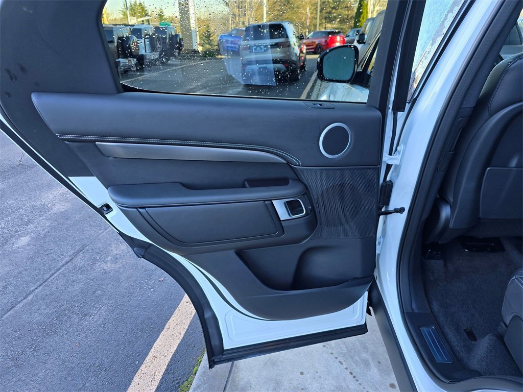 New 2025 Land Rover Discovery Metropolitan Edition image 24