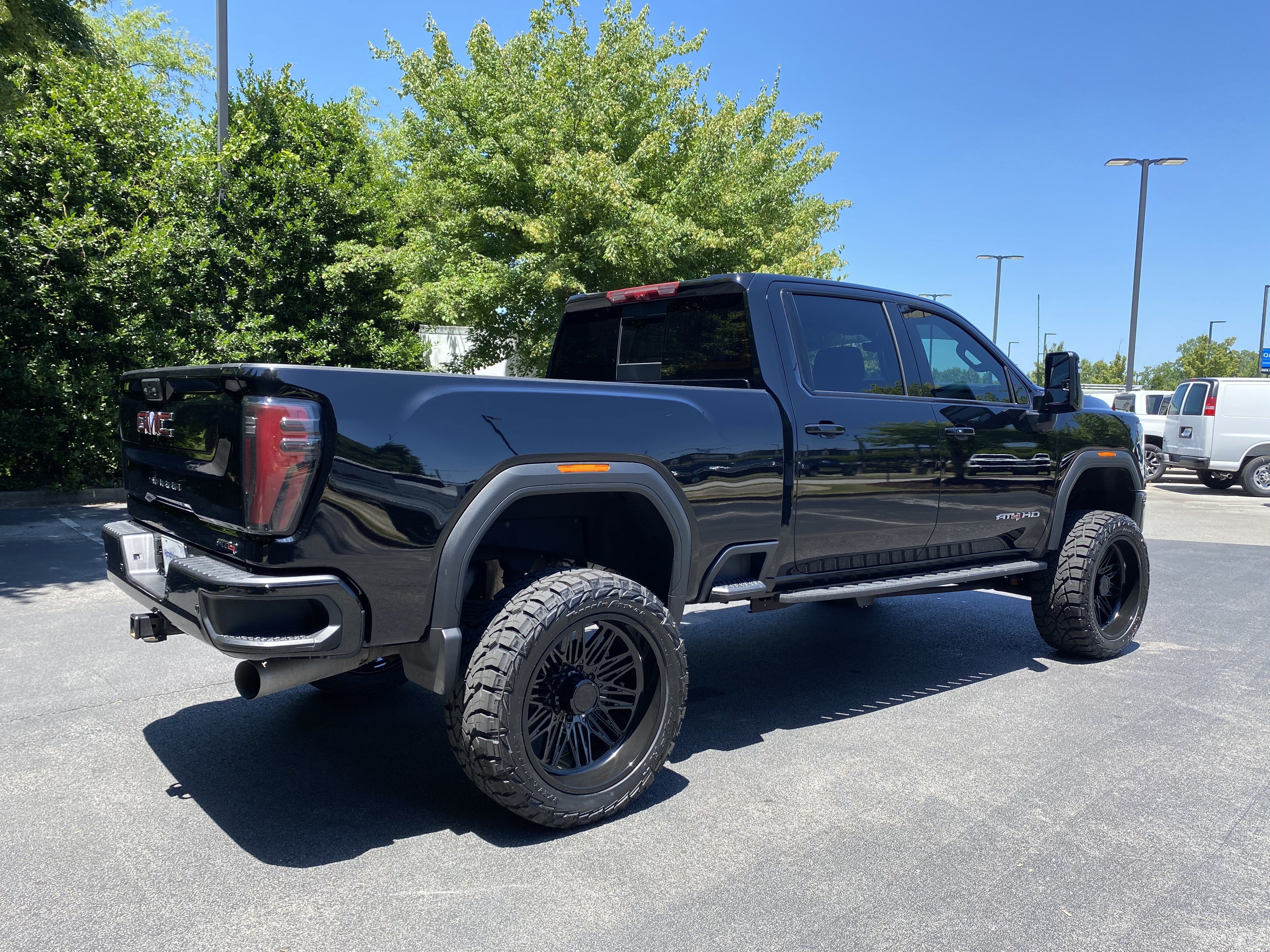 Used 2025 GMC Sierra 2500 AT4 w/ AT4 Premium Plus Package AWD/4WD image 9