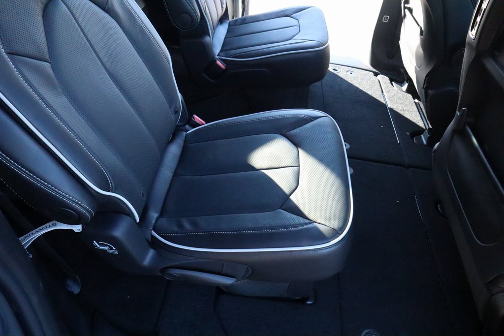 New 2026 Chrysler Pacifica Limited w/ Uconnect Theater Family Group image 17