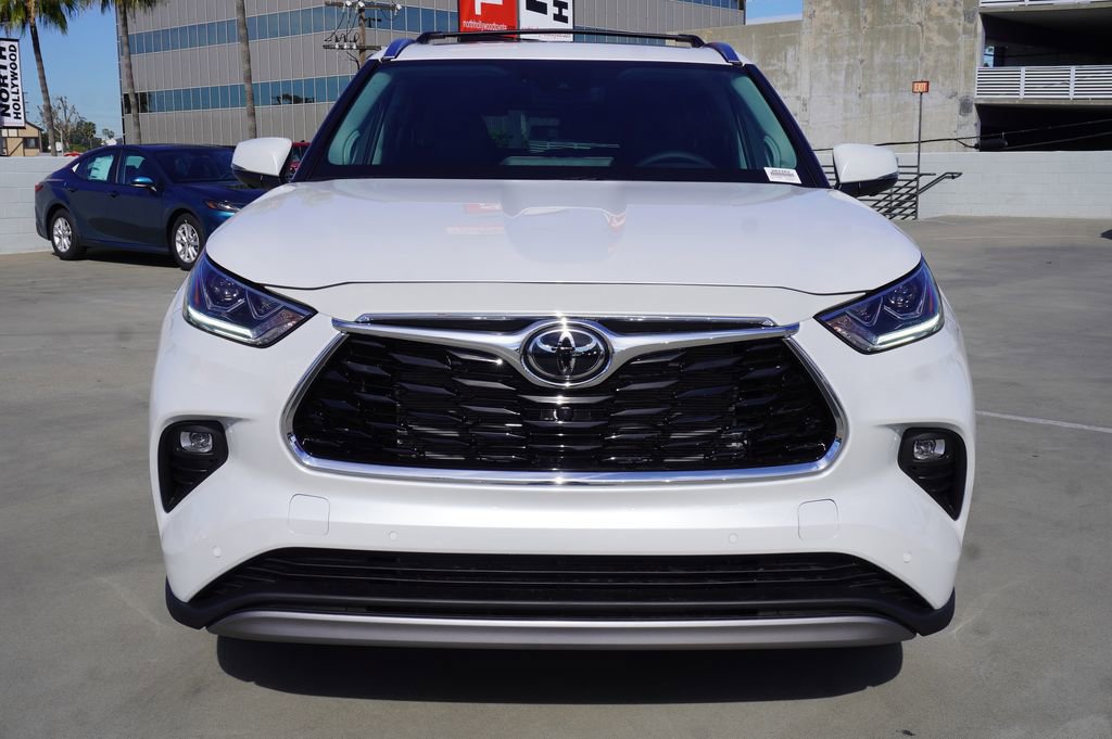New 2026 Toyota Highlander Platinum image 3