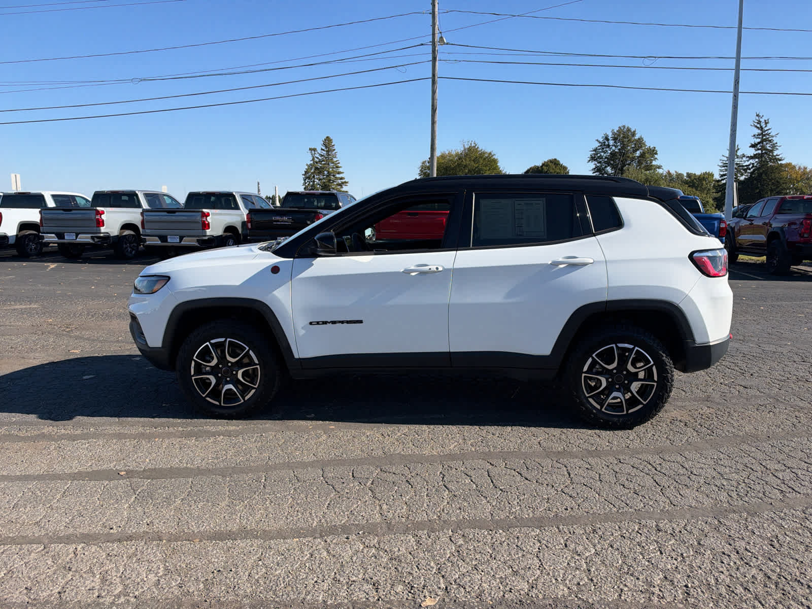 Used 2025 Jeep Compass Trailhawk AWD/4WD image 2