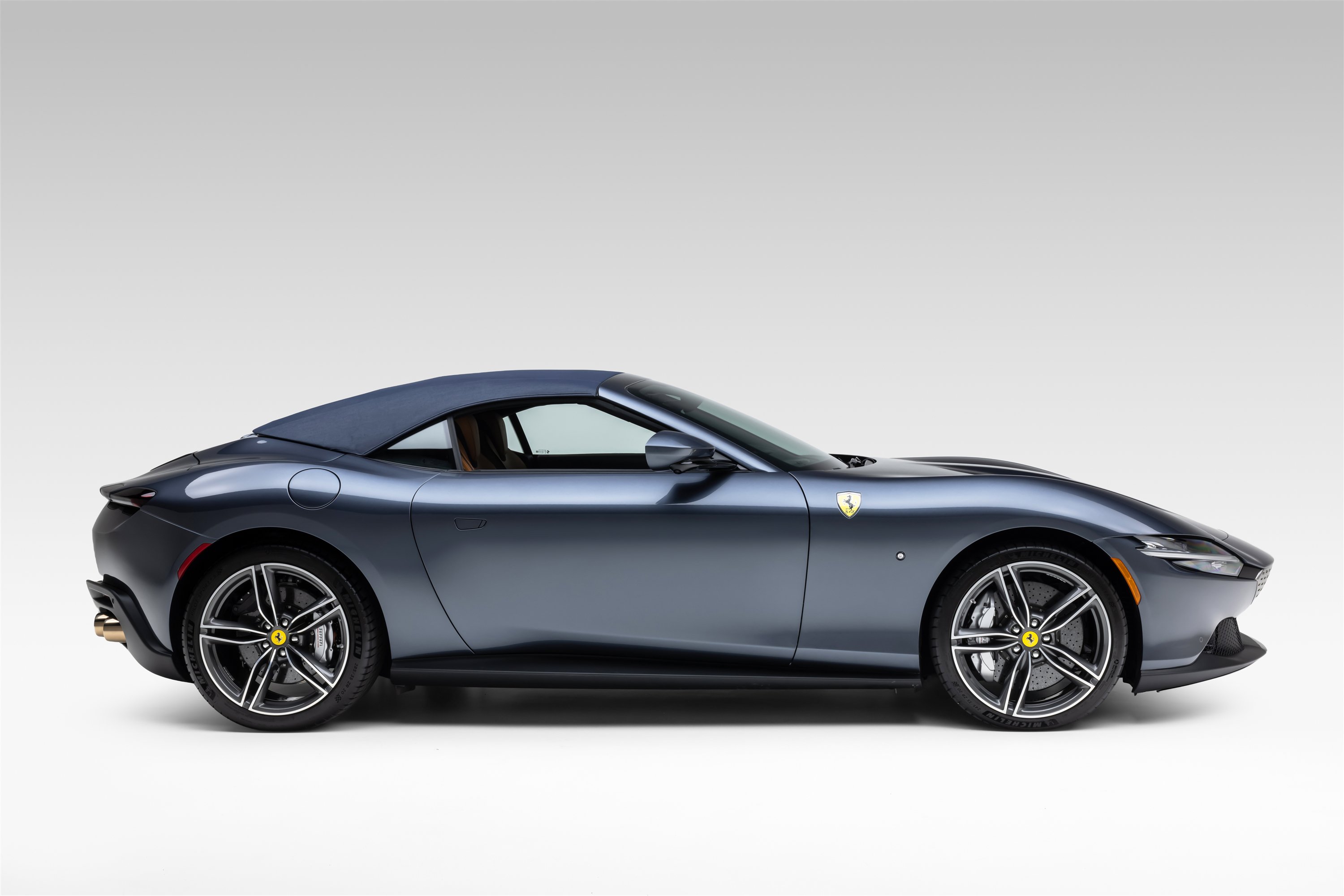 Used 2025 Ferrari Roma Spider RWD image 9