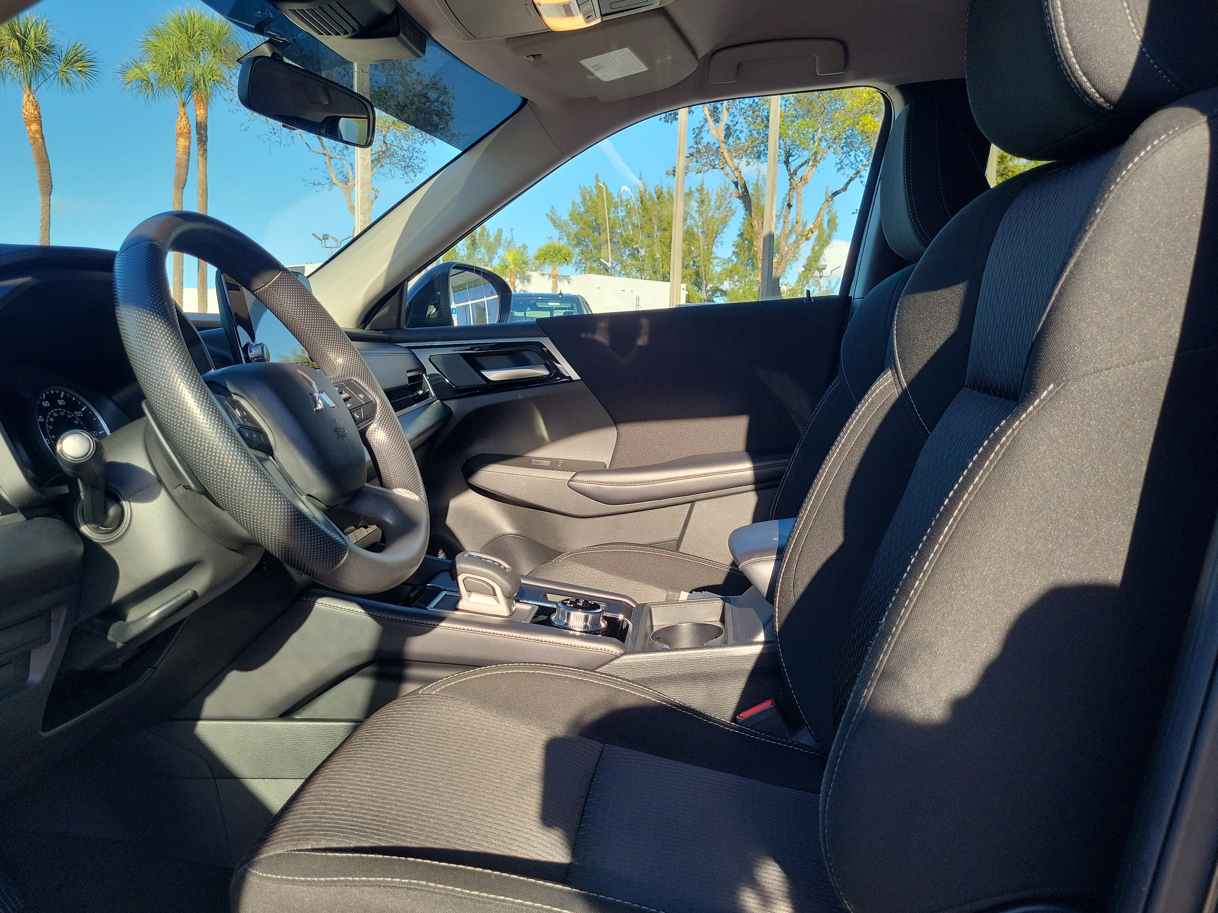 Used 2024 Mitsubishi Outlander ES image 11