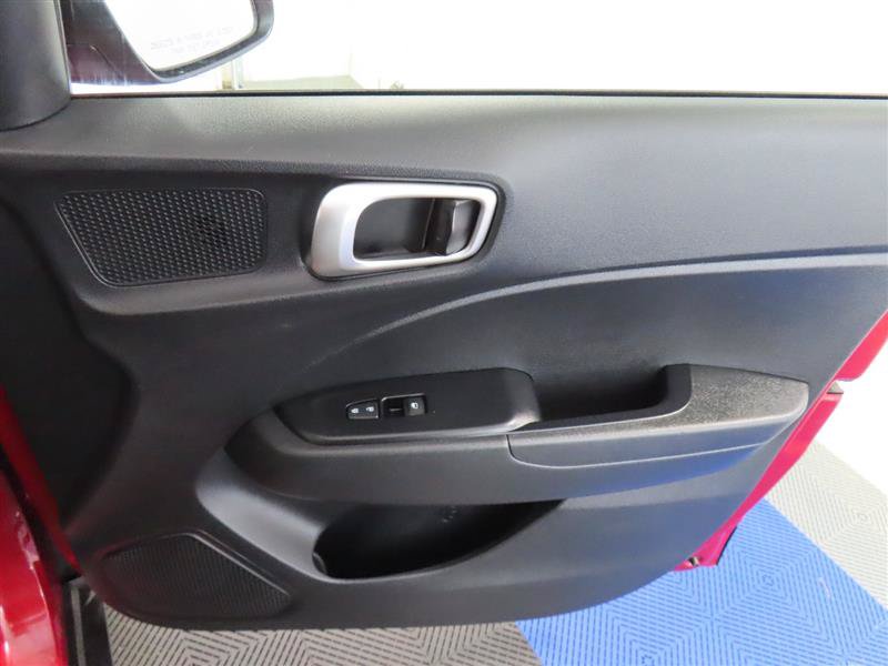 Used 2025 Hyundai Venue SEL FWD image 32