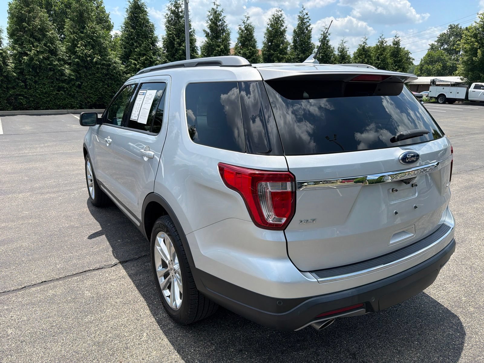 Used 2018 Ford Explorer XLT w/ Equipment Group 202A AWD/4WD image 3