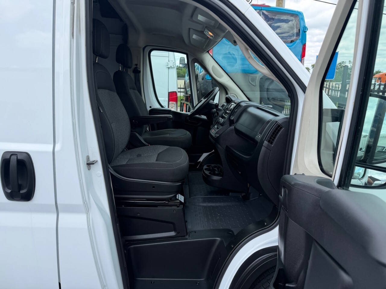 Used 2020 RAM ProMaster 2500 w/ Premium Appearance Group FWD image 11