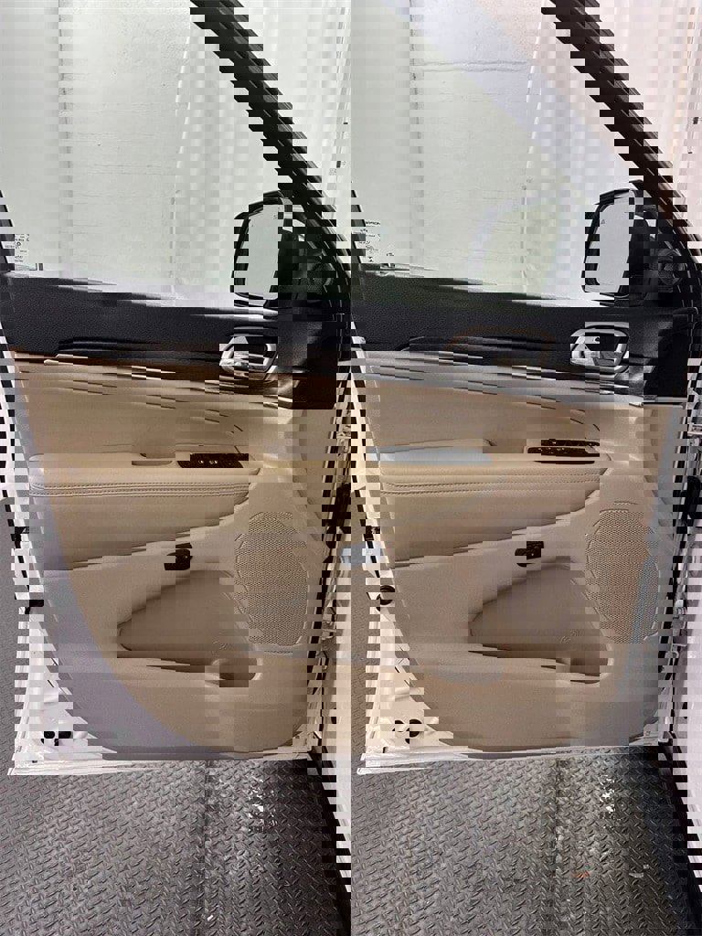 Used 2017 Jeep Grand Cherokee Limited w/ Luxury Group II image 8