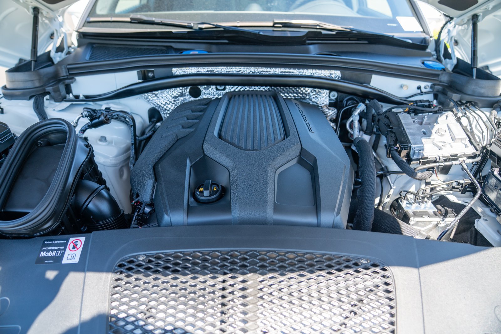 Certified 2026 Porsche Macan AWD/4WD image 29