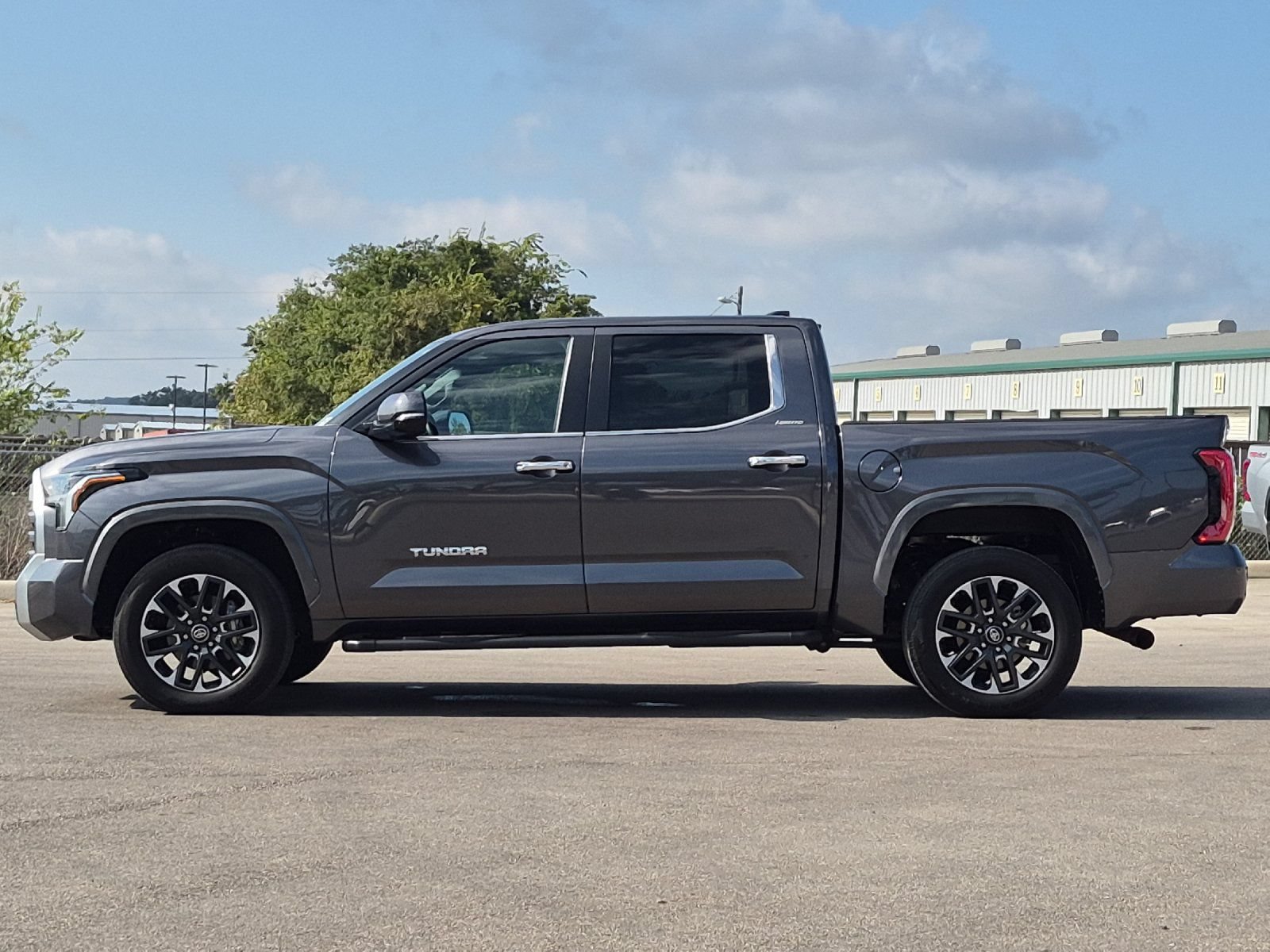 Used 2025 Toyota Tundra Limited AWD/4WD image 2