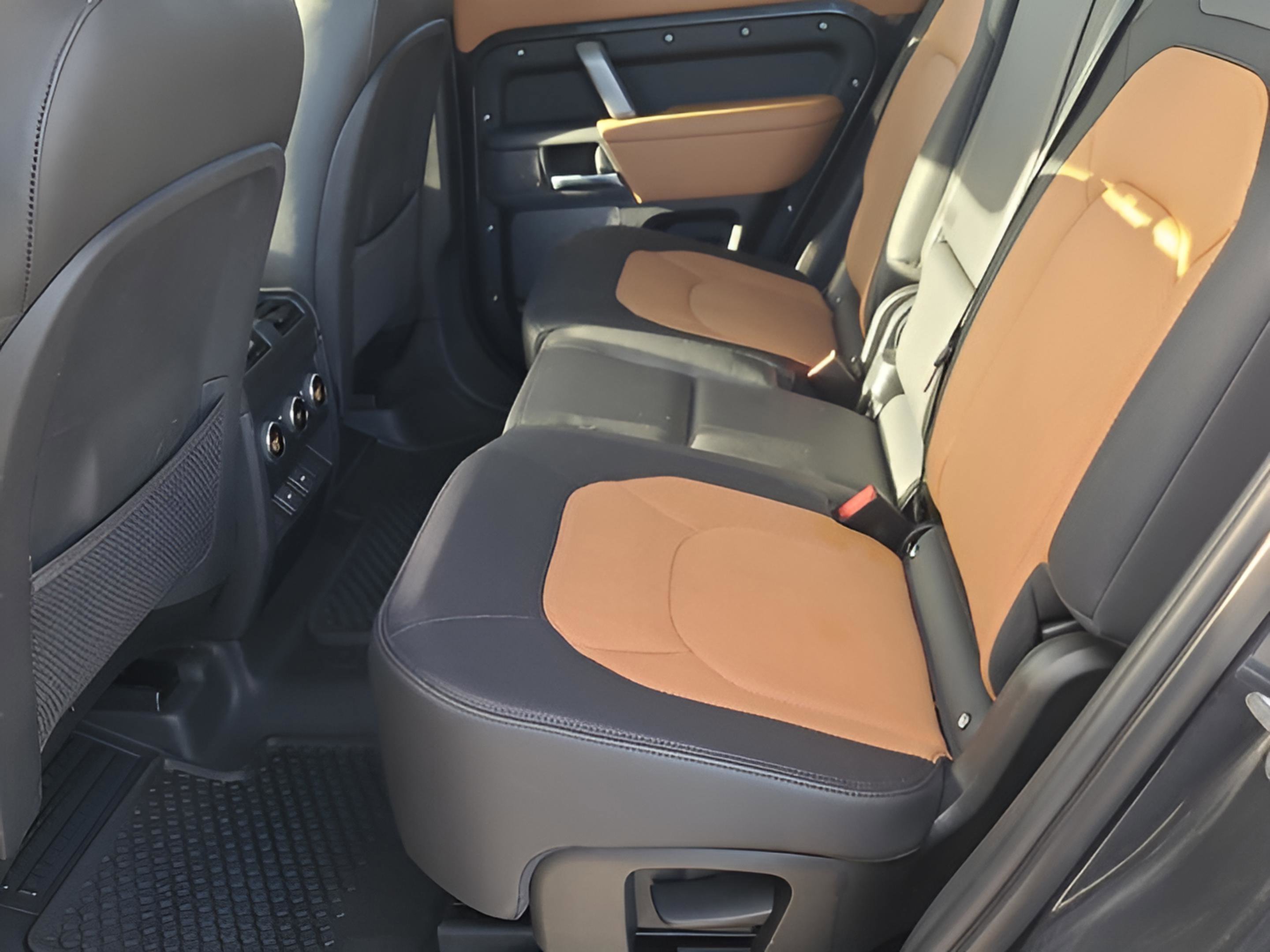 Used 2023 Land Rover Defender 110 X-Dynamic SE image 10