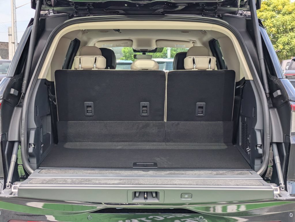 New 2027 Lincoln Navigator Premiere RWD image 13