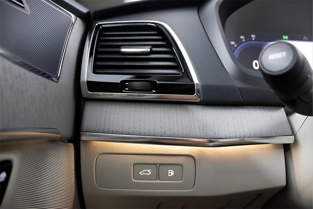 Certified 2025 Volvo XC90 T8 Plus w/ Protection Package Premier image 24