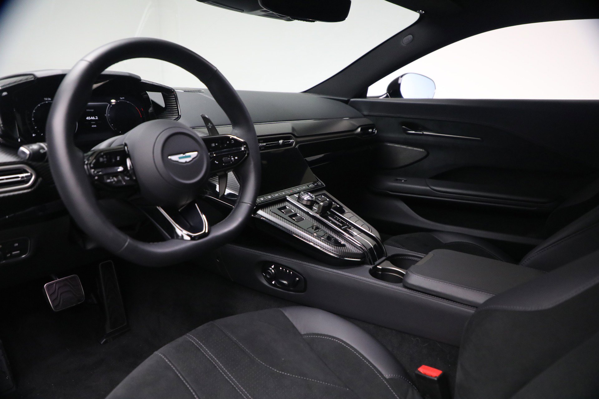Used 2025 Aston Martin V8 Vantage Coupe image 15