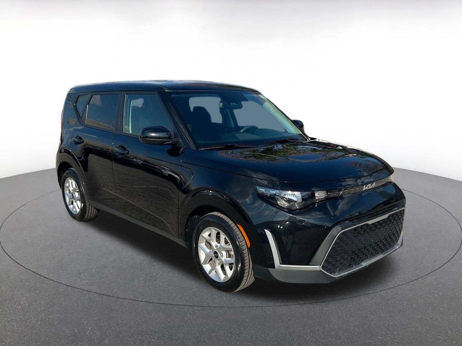 Used 2025 Kia Soul LX w/ LX Technology Package FWD image 1