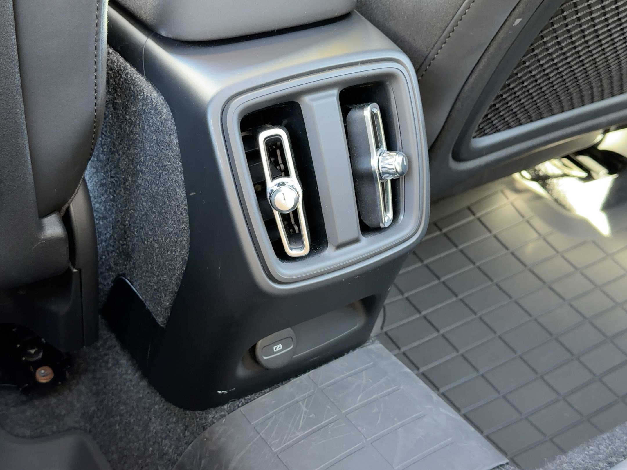 Used 2023 Volvo C40 P8 Recharge Plus image 26