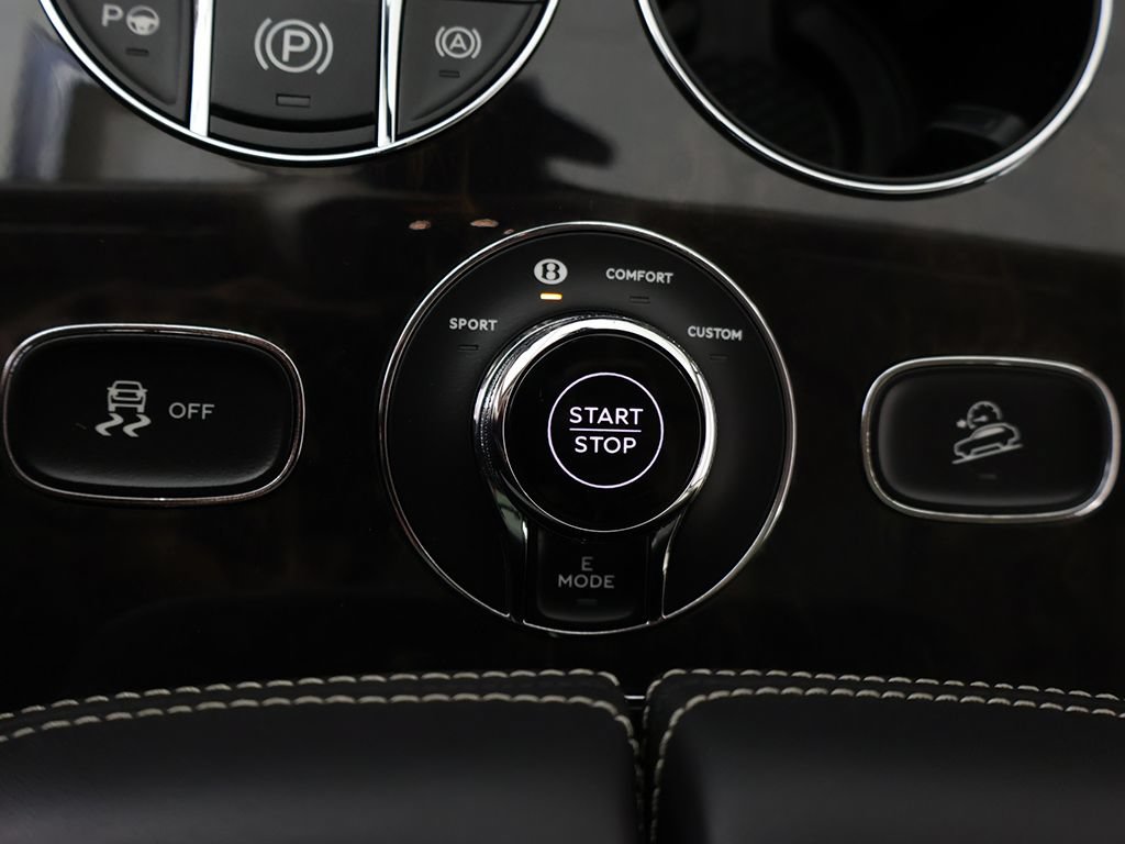 Used 2020 Bentley Bentayga Plug-In Hybrid AWD/4WD image 65