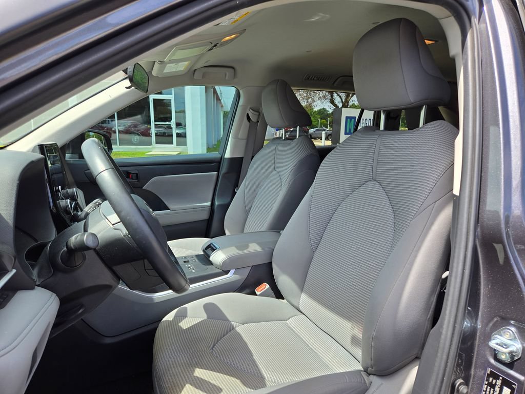Used 2024 Toyota Highlander LE FWD image 13