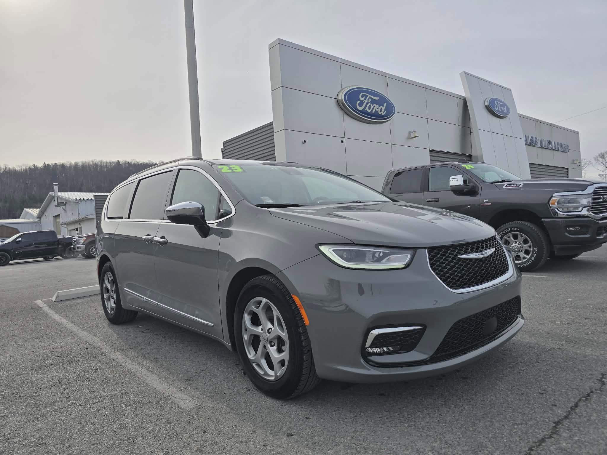 Used 2023 Chrysler Pacifica Limited FWD video 1