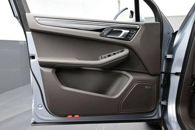 Certified 2025 Porsche Macan AWD/4WD image 7