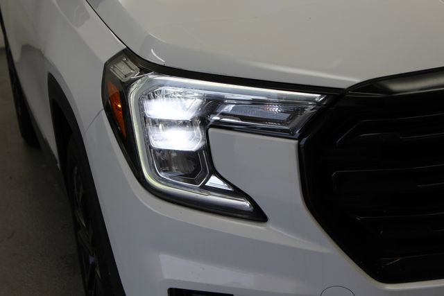 Used 2022 GMC Terrain SLE w/ Driver Convenience Package image 3