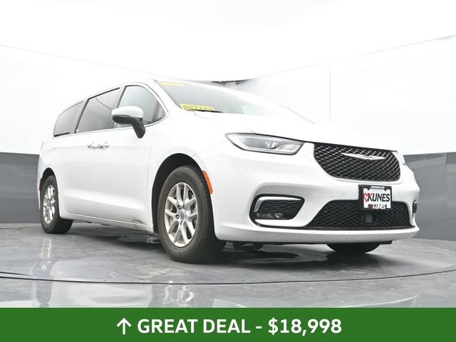 Used 2023 Chrysler Pacifica Touring-L FWD image 32