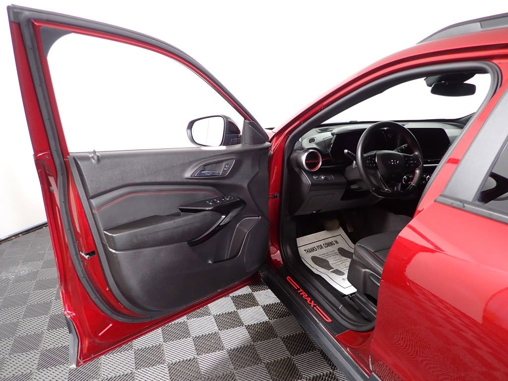 Used 2024 Chevrolet Trax RS FWD image 19