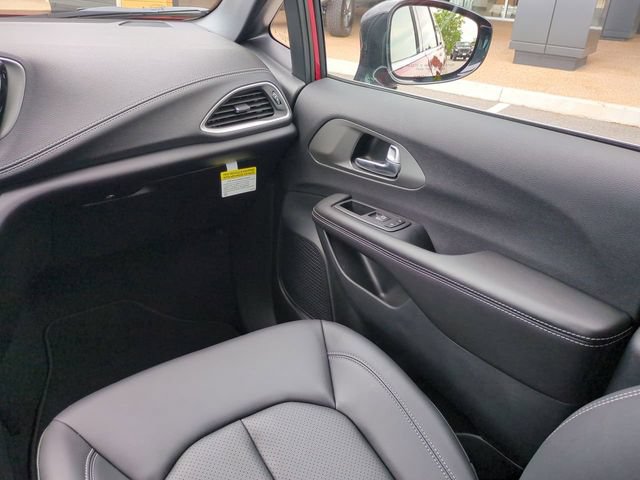 New 2027 Chrysler Pacifica Select FWD image 17