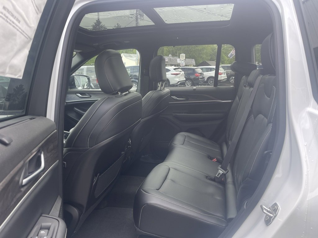 New 2025 Jeep Grand Cherokee Limited image 11