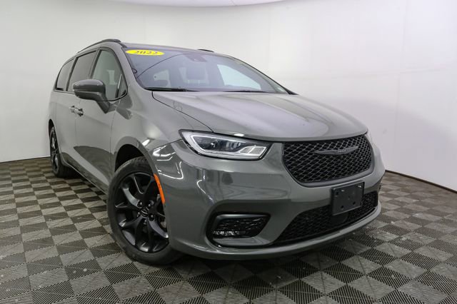 Used 2022 Chrysler Pacifica Touring-L w/ Uconnect Theater Family Group AWD/4WD image 3