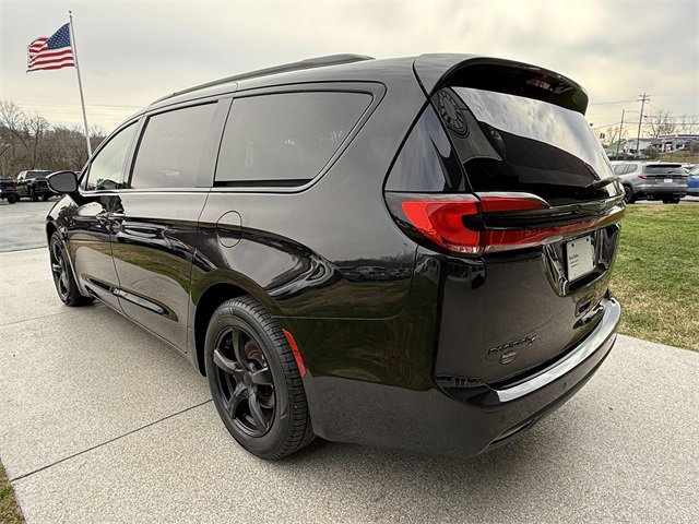 Used 2021 Chrysler Pacifica Touring w/ Uconnect Theater Family Group image 25