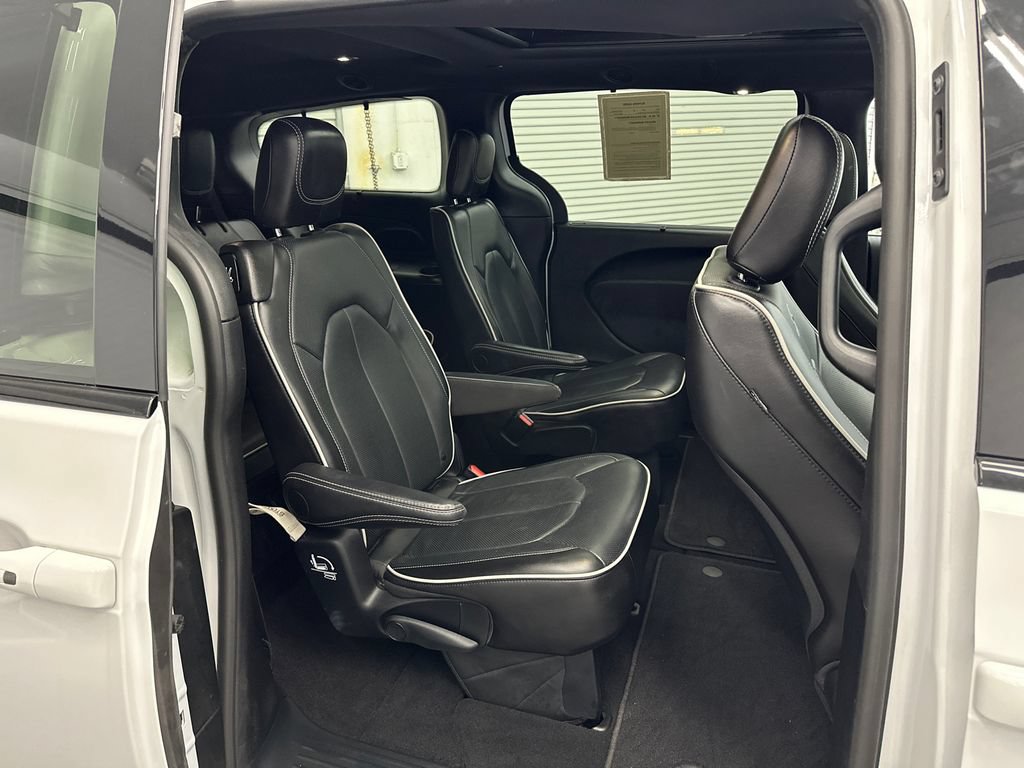Used 2025 Chrysler Pacifica Limited FWD image 17
