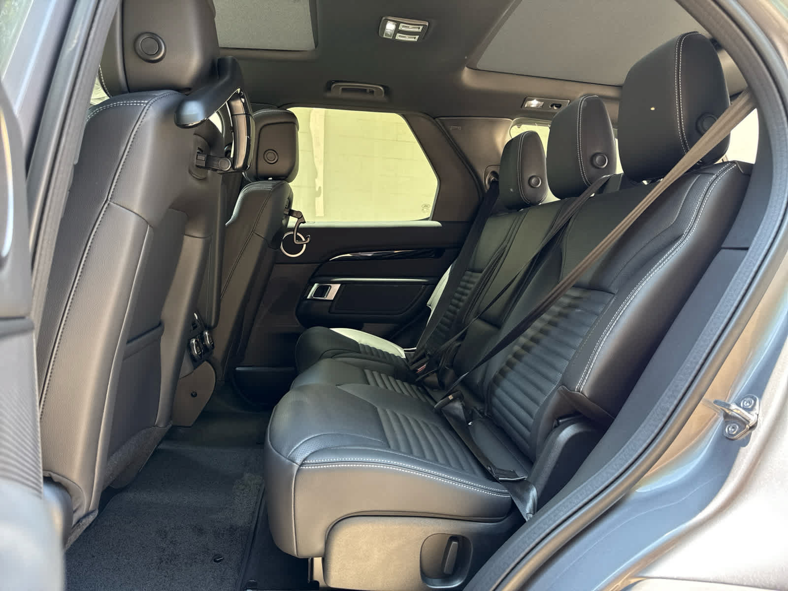 Used 2025 Land Rover Discovery S AWD/4WD image 16