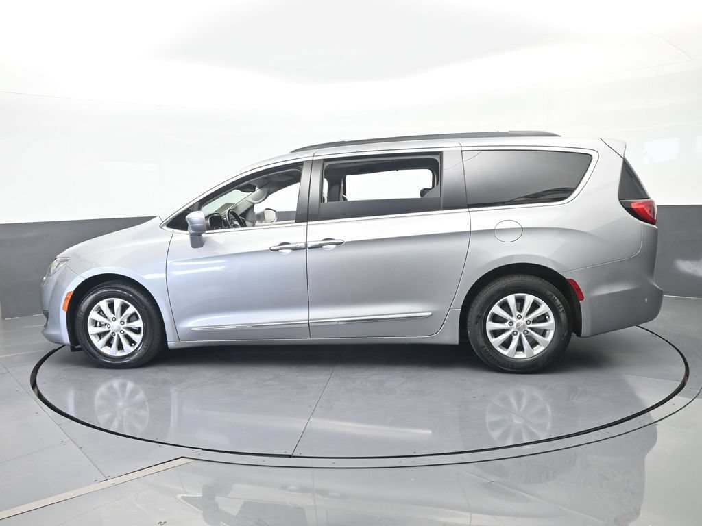 Used 2017 Chrysler Pacifica Touring-L FWD image 3