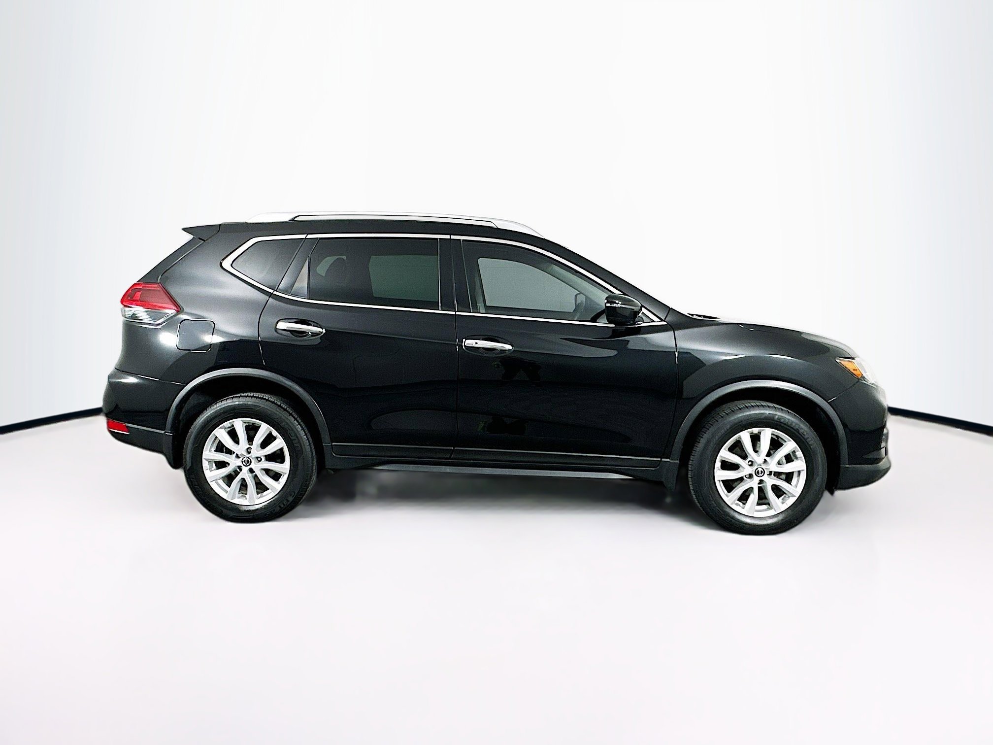 Used 2018 Nissan Rogue SV image 10