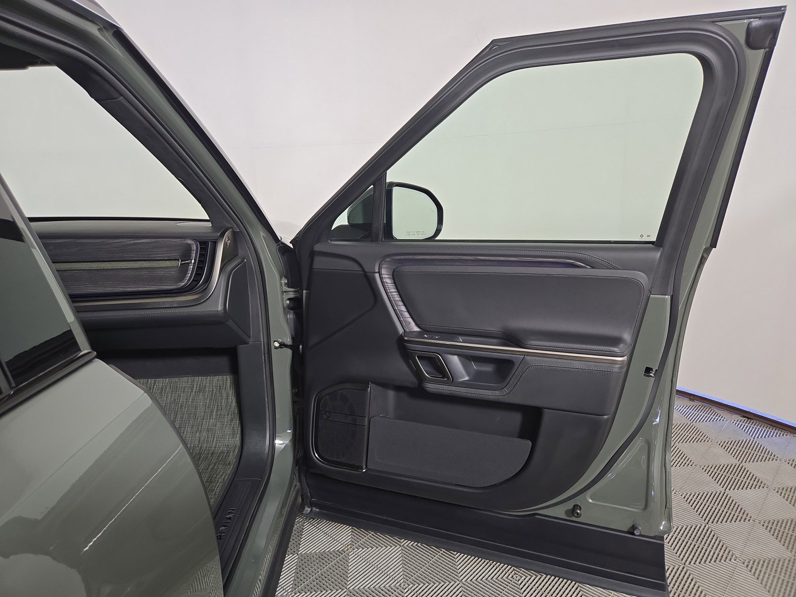 Used 2023 Rivian R1S Launch Edition image 18