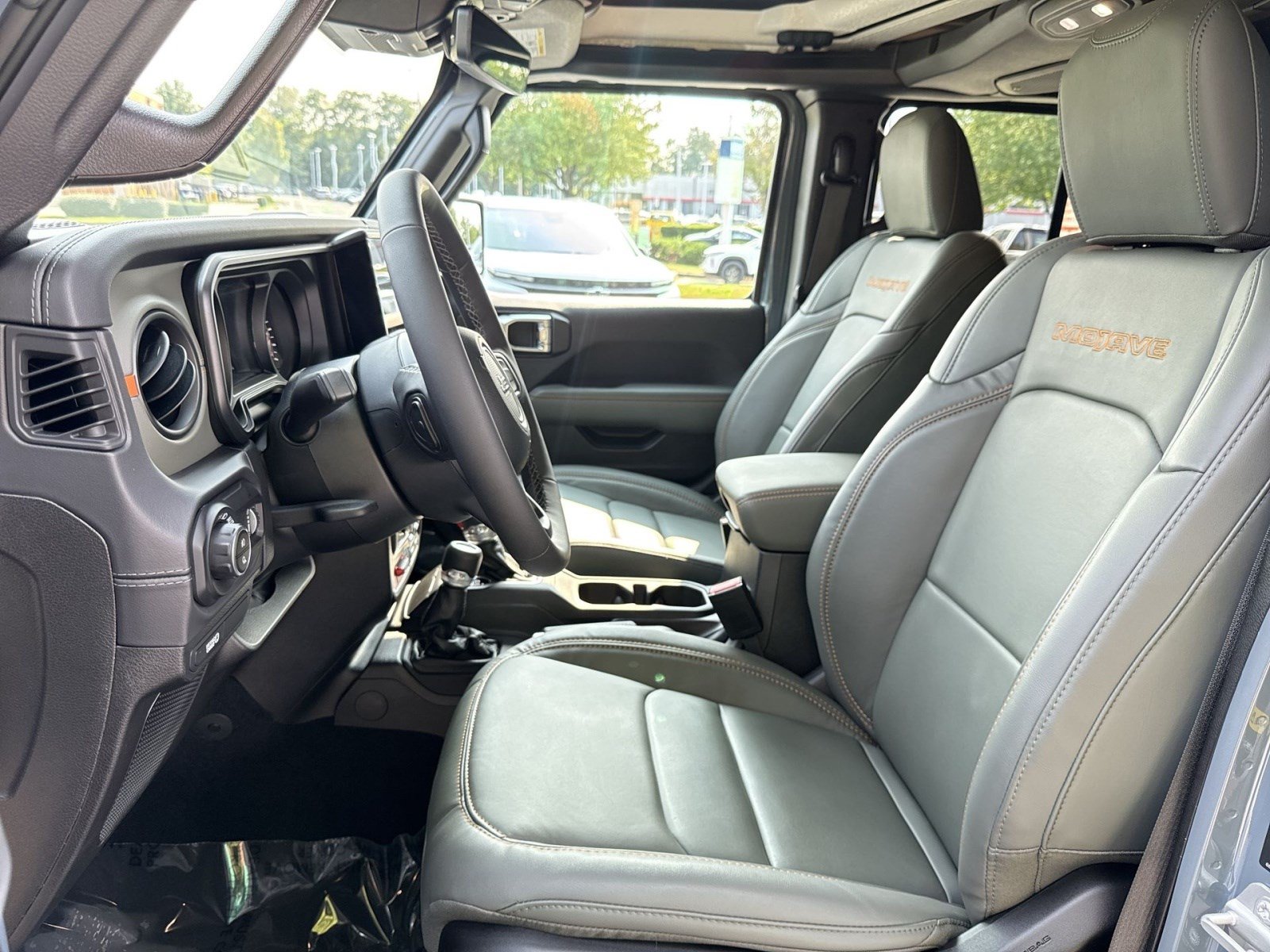 Used 2025 Jeep Gladiator Mojave AWD/4WD image 13